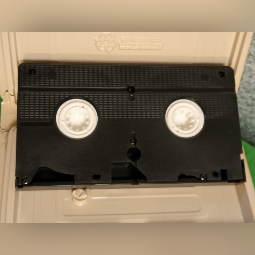 𝑾𝒂𝒍𝒕 𝑫𝒊𝒔𝒏𝒆𝒚'𝒔 𝑷𝒊𝒏𝒐𝒄𝒄𝒉𝒊𝒐 𝑽𝑯𝑺 𝒂𝒏𝒅 𝑩𝒐𝒐𝒌 𝑺𝒆𝒕 - Picture 6 of 13